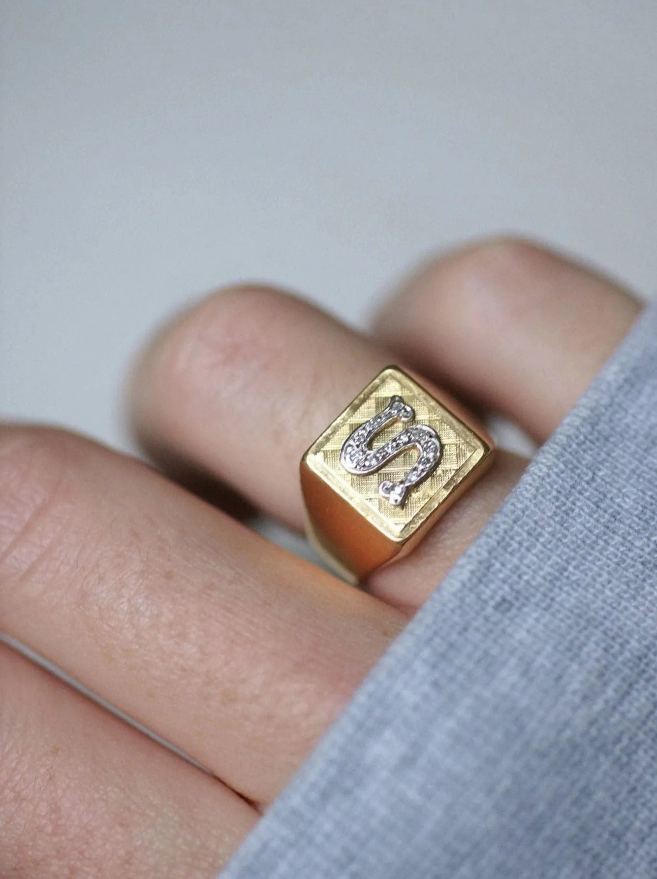 Bague chevalière Lettre S, or et diamants sold by 58 Facettes product image thumbnail 3