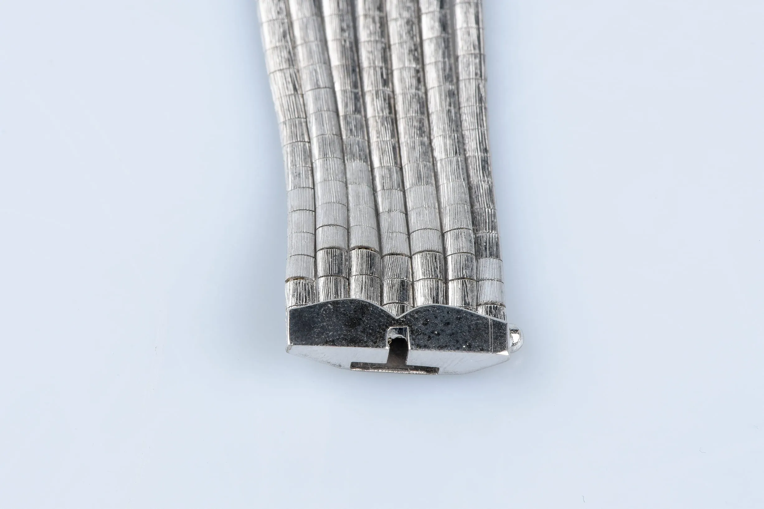 Bracelet noeud en or blanc 18 carats de l’époque Art-Déco sold by 58 Facettes product image thumbnail 5