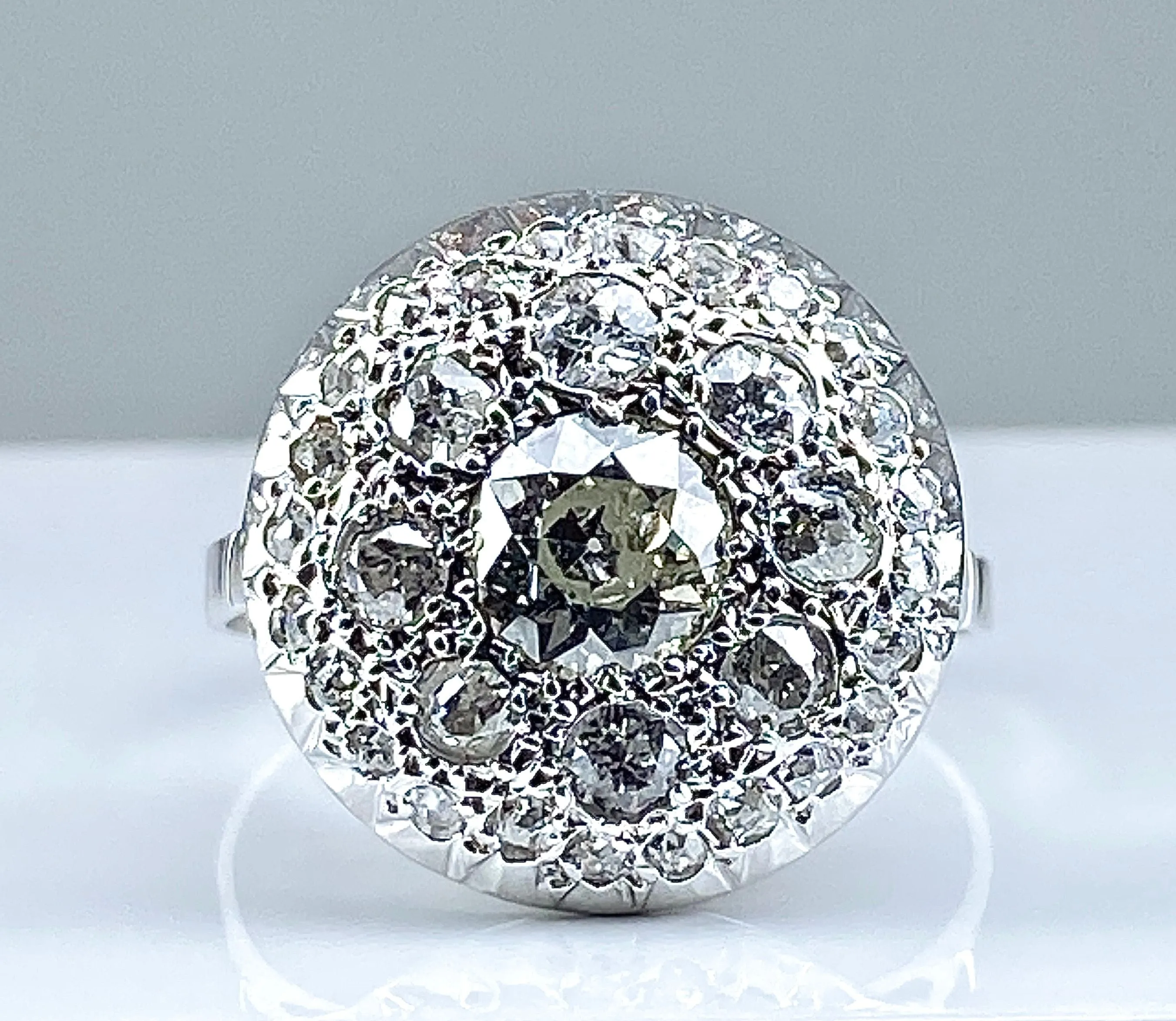Bague en or blanc 18 carats pavée de 33 diamants, vers 1930 sold by 58 Facettes product image thumbnail 5