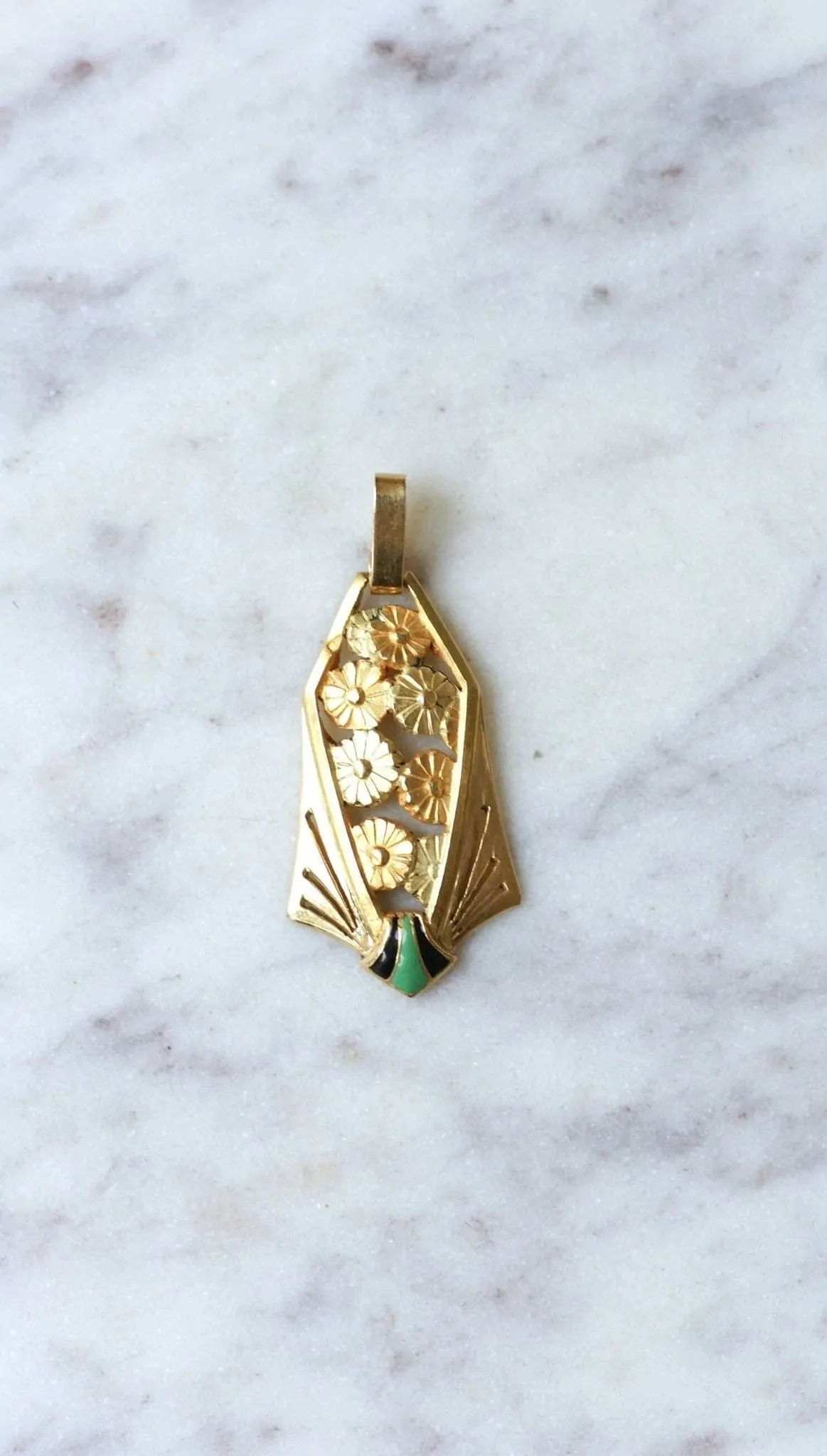 Pendentif Art Déco fleur or jaune et émail sold by 58 Facettes
