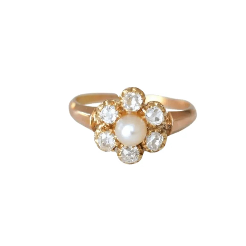 Bague marguerite perle fine et diamants sold by 58 Facettes