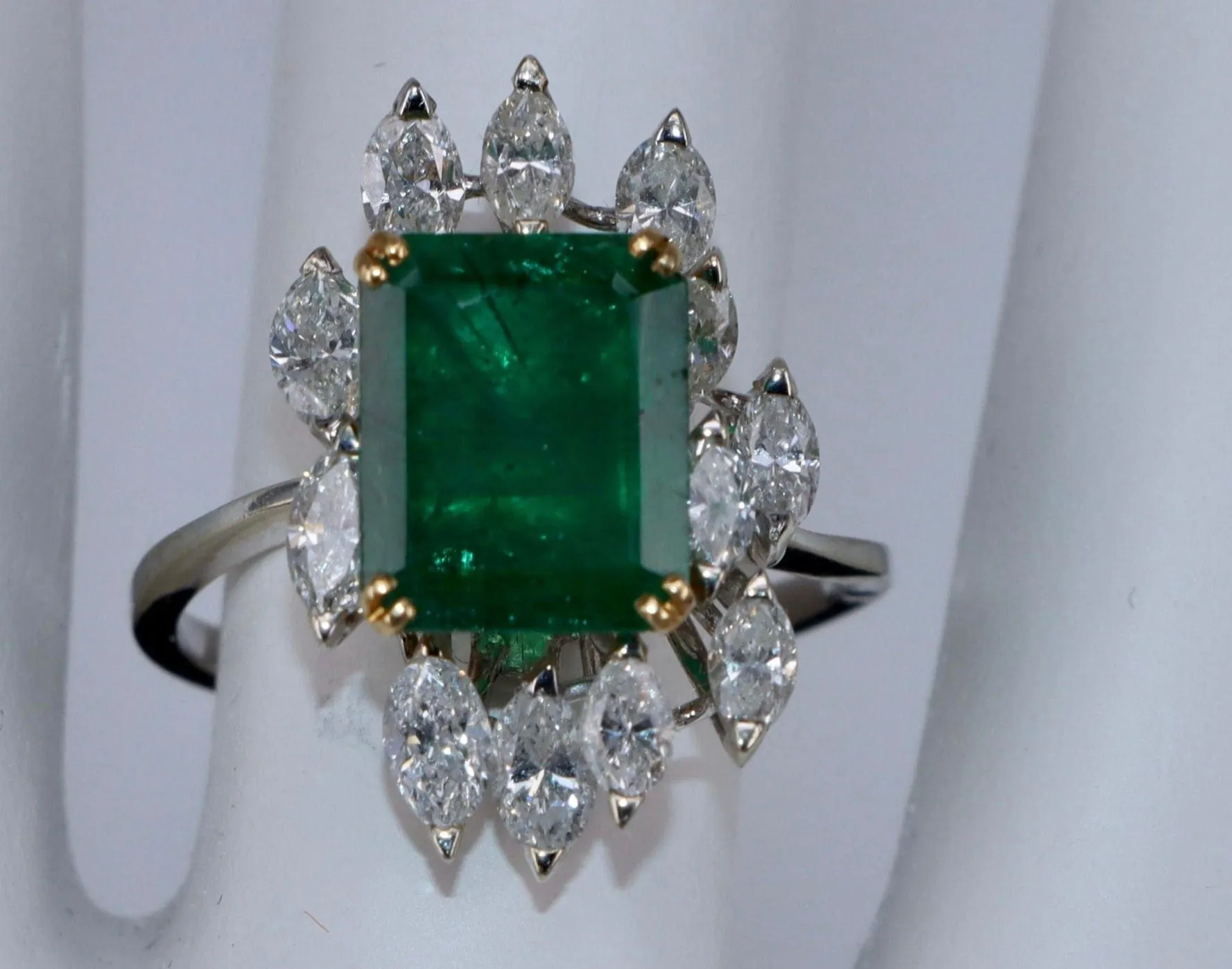 Bague en or blanc avec émeraude et diamant marquise sold by 58 Facettes