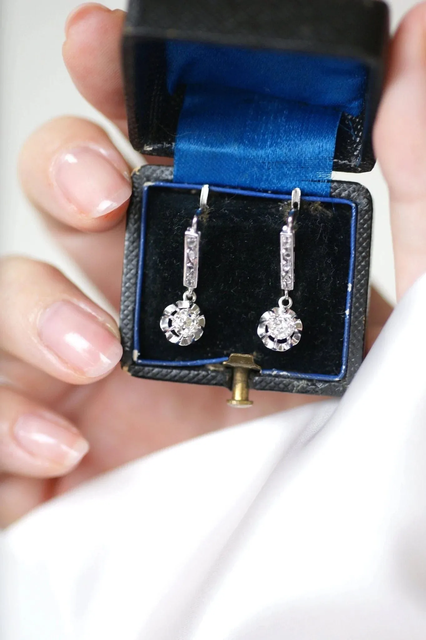 Boucles d'oreilles Art Déco or blanc et diamants sold by 58 Facettes product image thumbnail 4