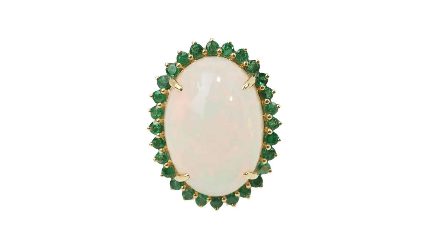 Bague ovale en or jaune, opale cabochon et émeraudes sold by 58 Facettes