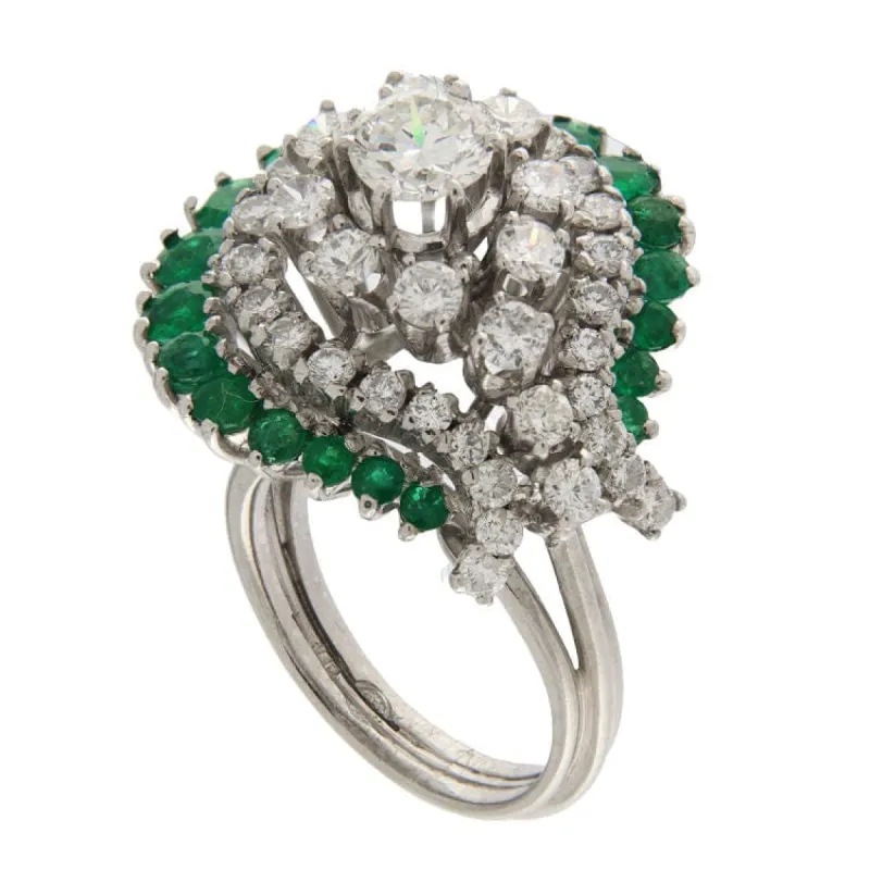 Bague avec diamants et émeraudes sold by 58 Facettes
