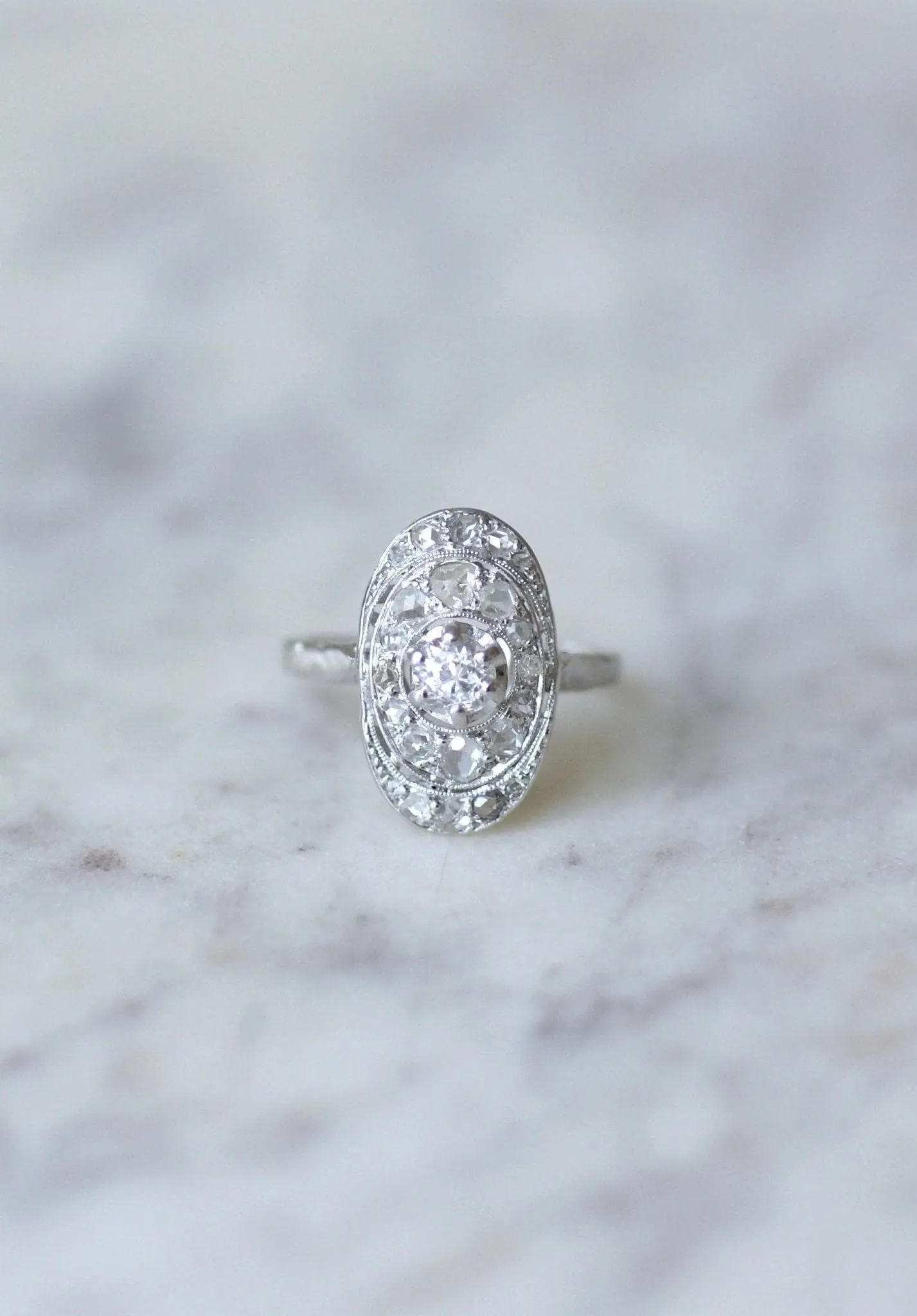 Bague Art Déco ovale or et diamants sold by 58 Facettes product image thumbnail 5