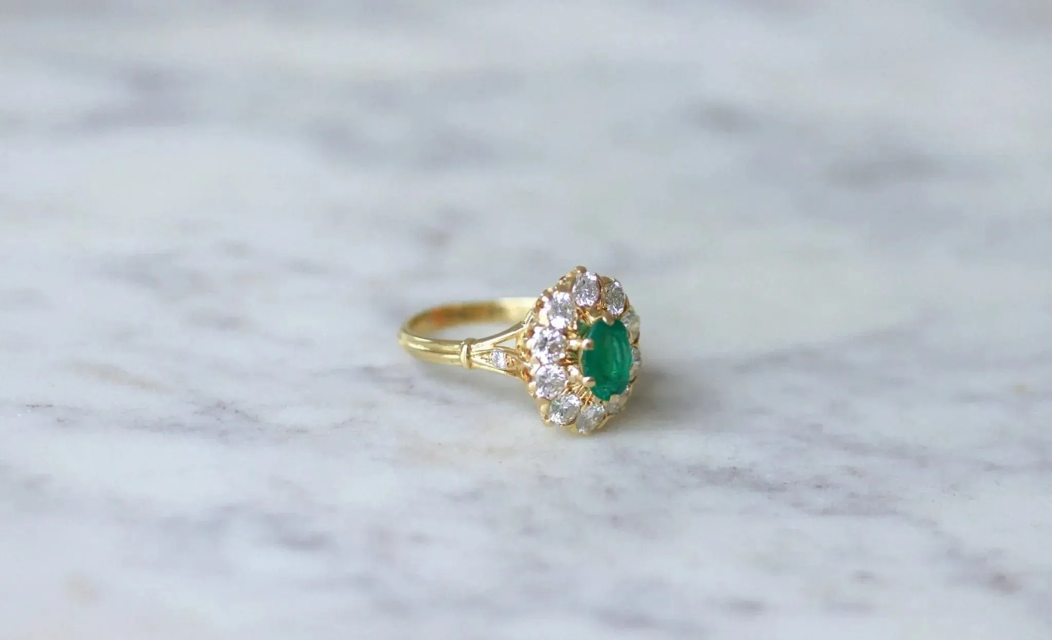 Bague marguerite vintage émeraude et diamants sold by 58 Facettes product image thumbnail 5