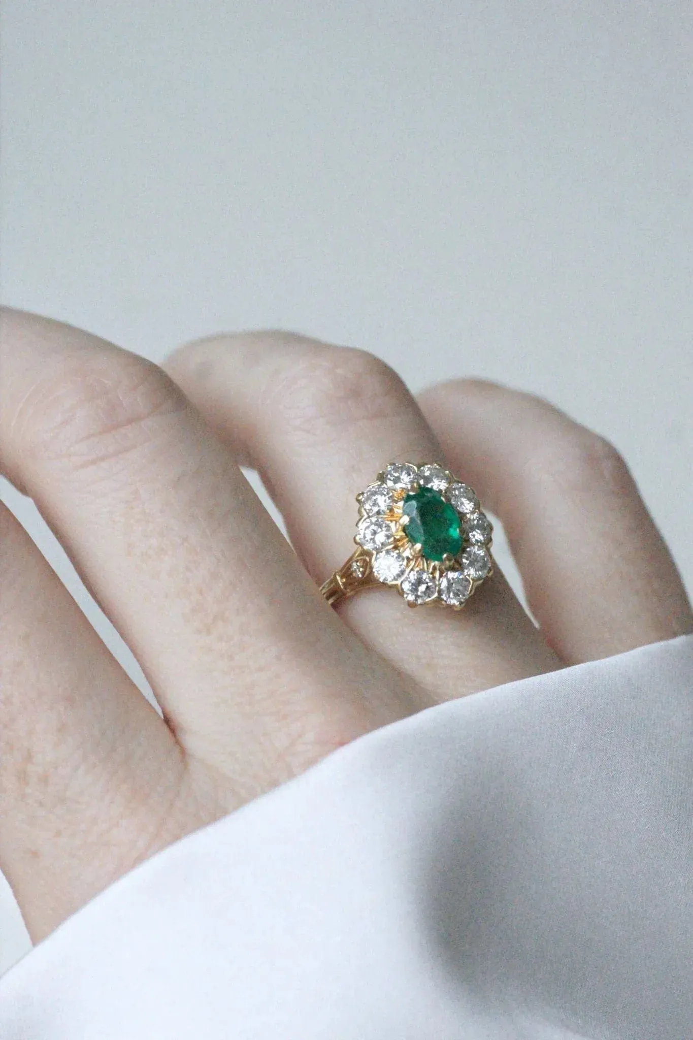 Bague marguerite vintage émeraude et diamants sold by 58 Facettes product image thumbnail 2