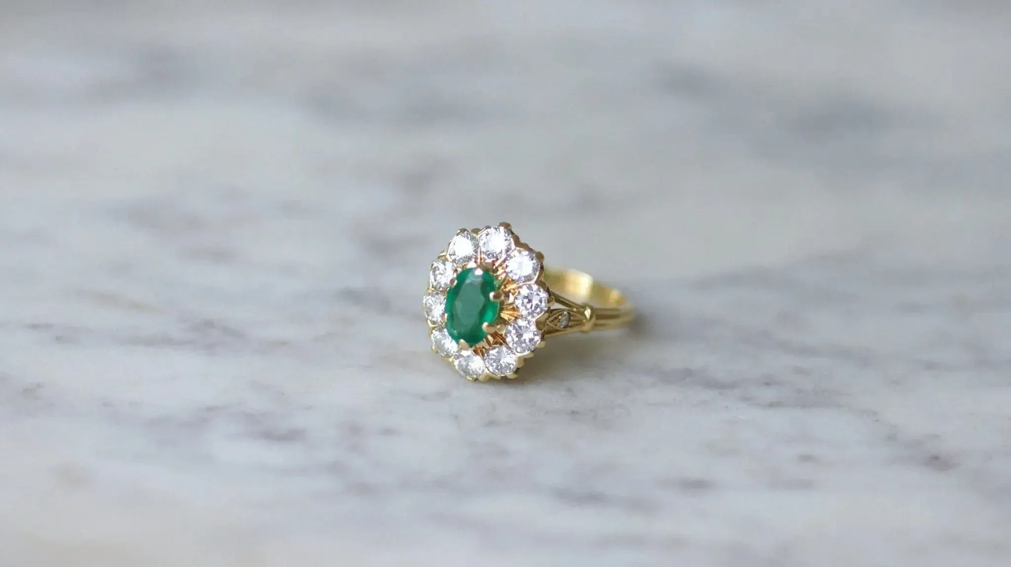 Bague marguerite vintage émeraude et diamants sold by 58 Facettes product image thumbnail 3
