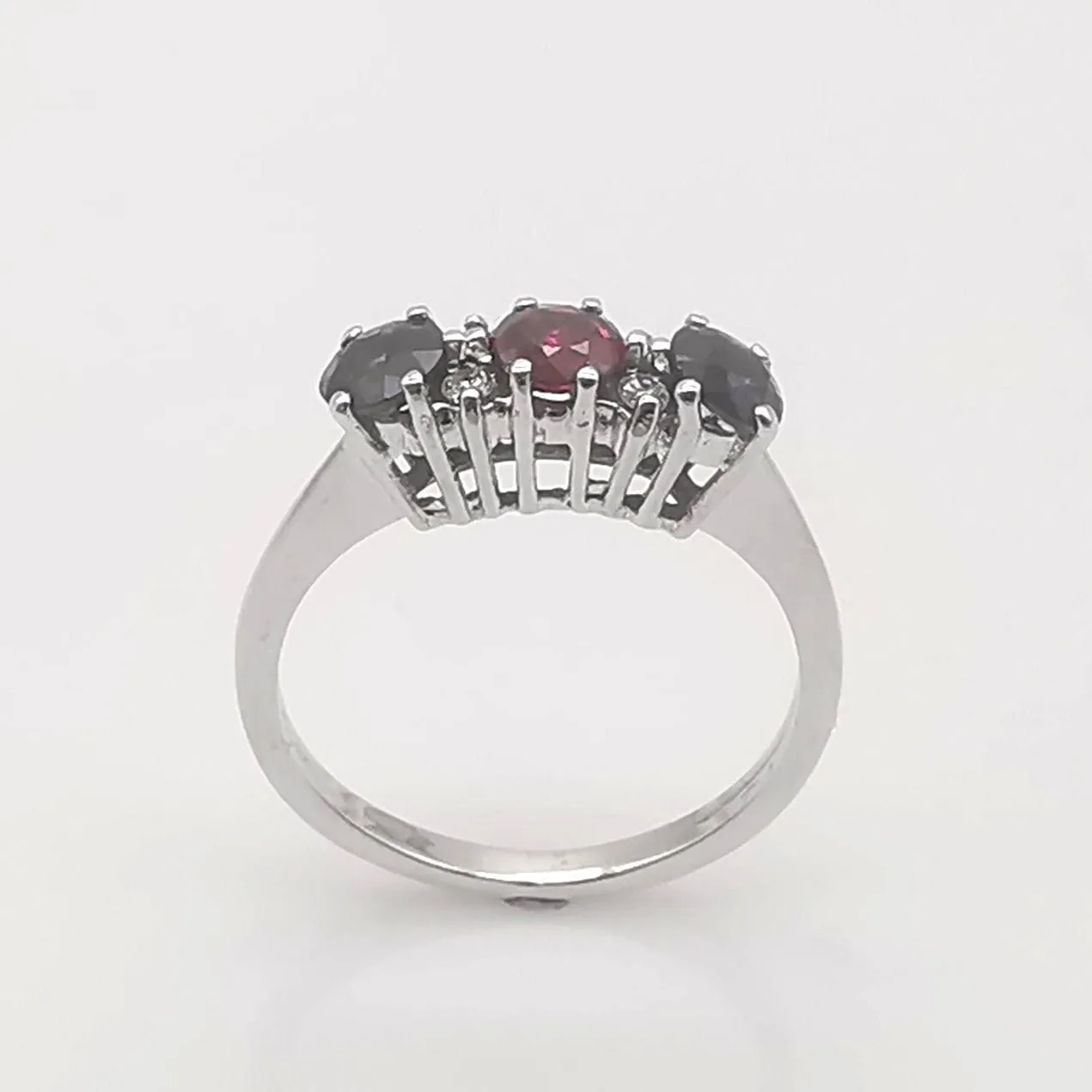 Bague en or 18 carats, sertie de 2 saphirs, 1 rubis et diamants sold by 58 Facettes product image thumbnail 5