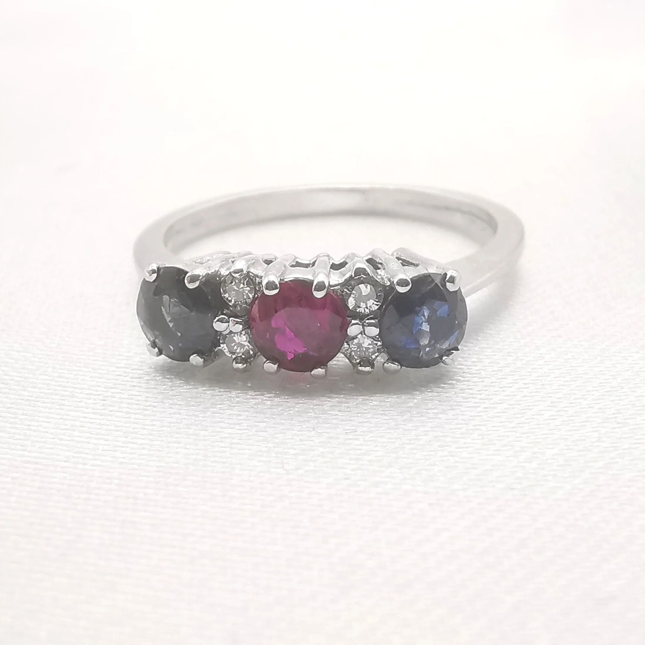 Bague en or 18 carats, sertie de 2 saphirs, 1 rubis et diamants sold by 58 Facettes product image thumbnail 2
