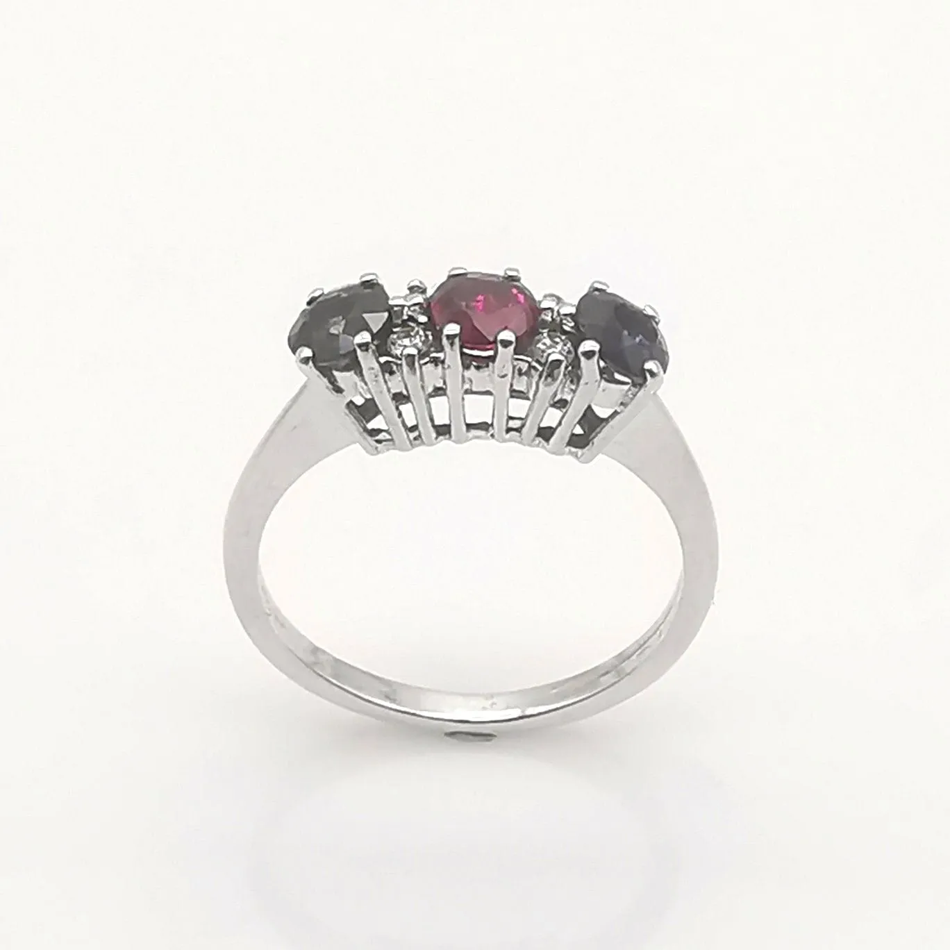 Bague en or 18 carats, sertie de 2 saphirs, 1 rubis et diamants sold by 58 Facettes product image thumbnail 3