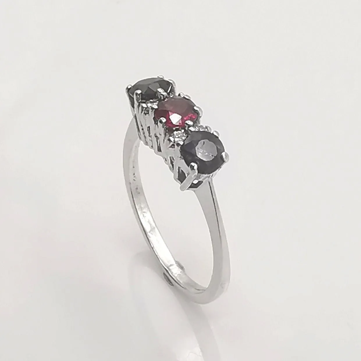 Bague en or 18 carats, sertie de 2 saphirs, 1 rubis et diamants sold by 58 Facettes product image thumbnail 4