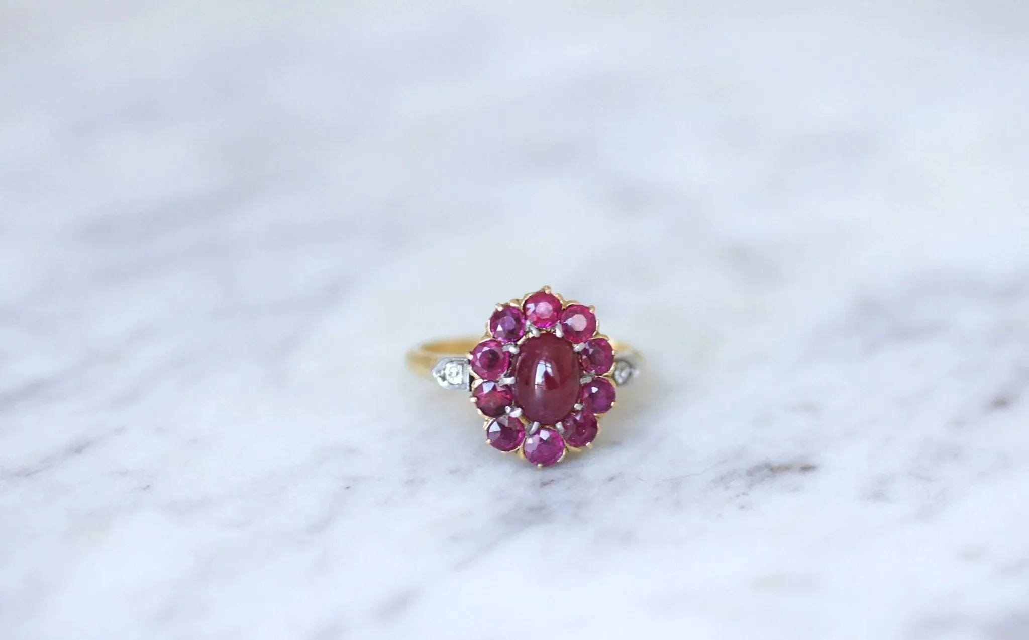 Bague marguerite rubis cabochon & diamants sold by 58 Facettes product image thumbnail 3