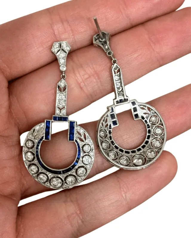 Boucles d'oreilles de style Art Déco en platine avec diamants et saphirs. sold by 58 Facettes