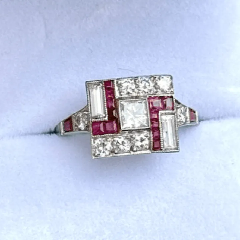 Bague de style art déco en platine avec diamants et rubis. sold by 58 Facettes