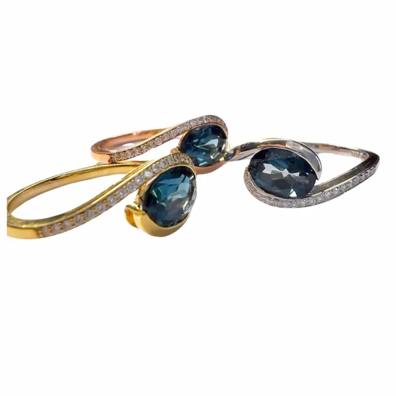 Bague contemporaine en or (jaune/blanc/rouge) avec diamants et topaze - 3 pièces sold by 58 Facettes
