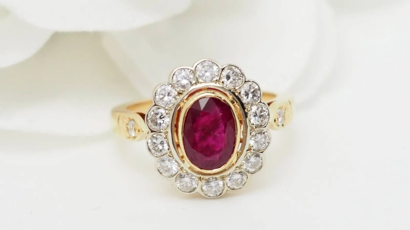 Bague entourage en or jaune, rubis et diamants sold by 58 Facettes product image thumbnail 5