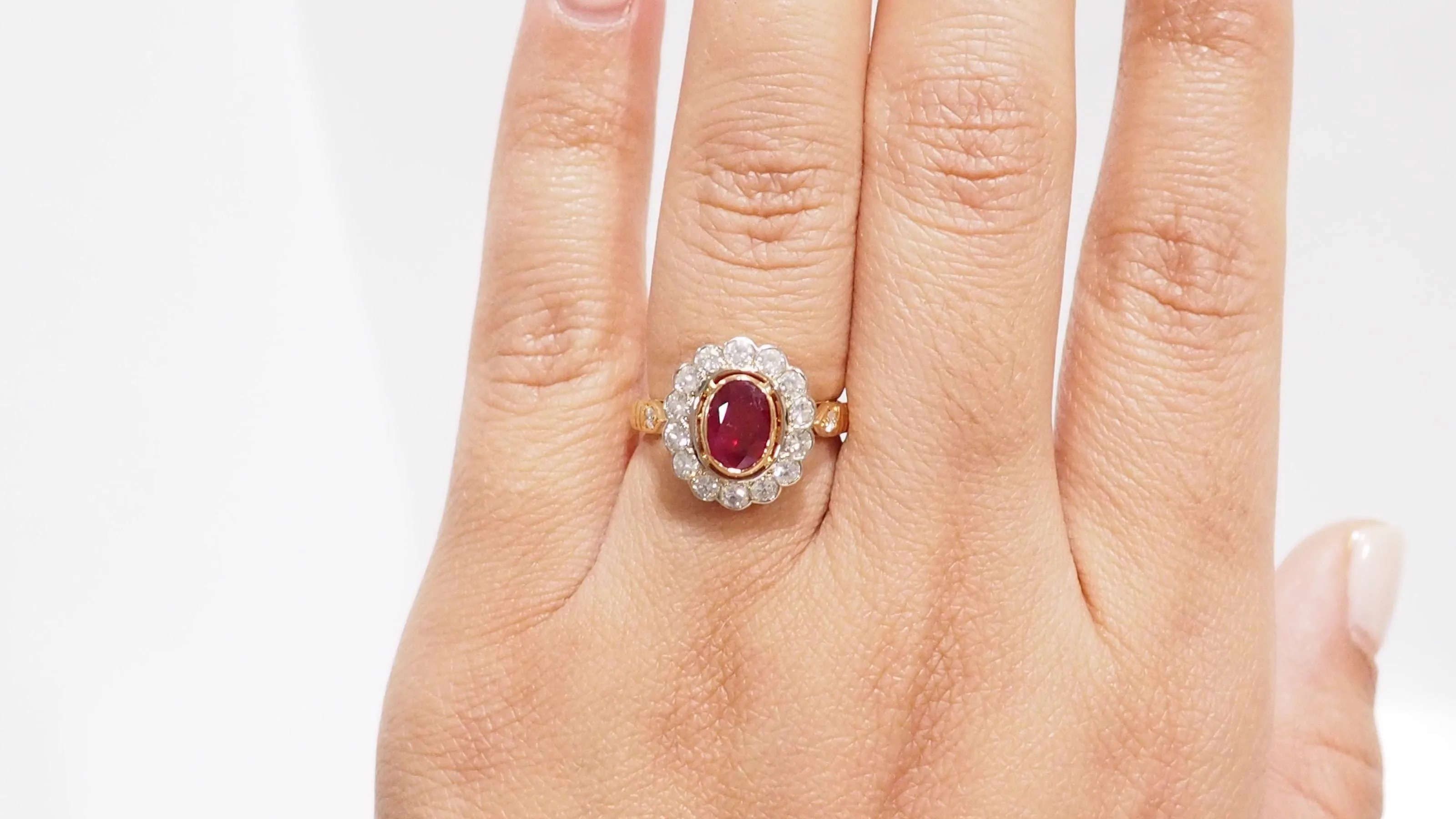 Bague entourage en or jaune, rubis et diamants sold by 58 Facettes product image thumbnail 2