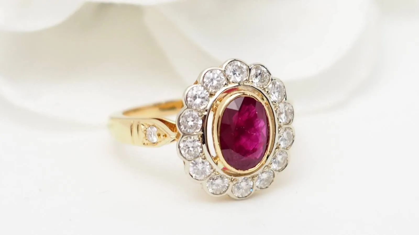 Bague entourage en or jaune, rubis et diamants sold by 58 Facettes product image thumbnail 3