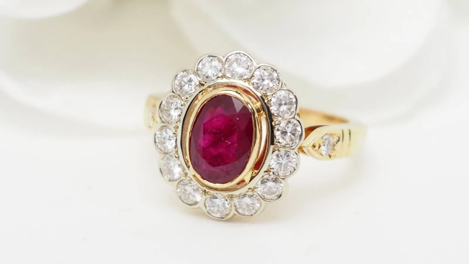 Bague entourage en or jaune, rubis et diamants sold by 58 Facettes product image thumbnail 4