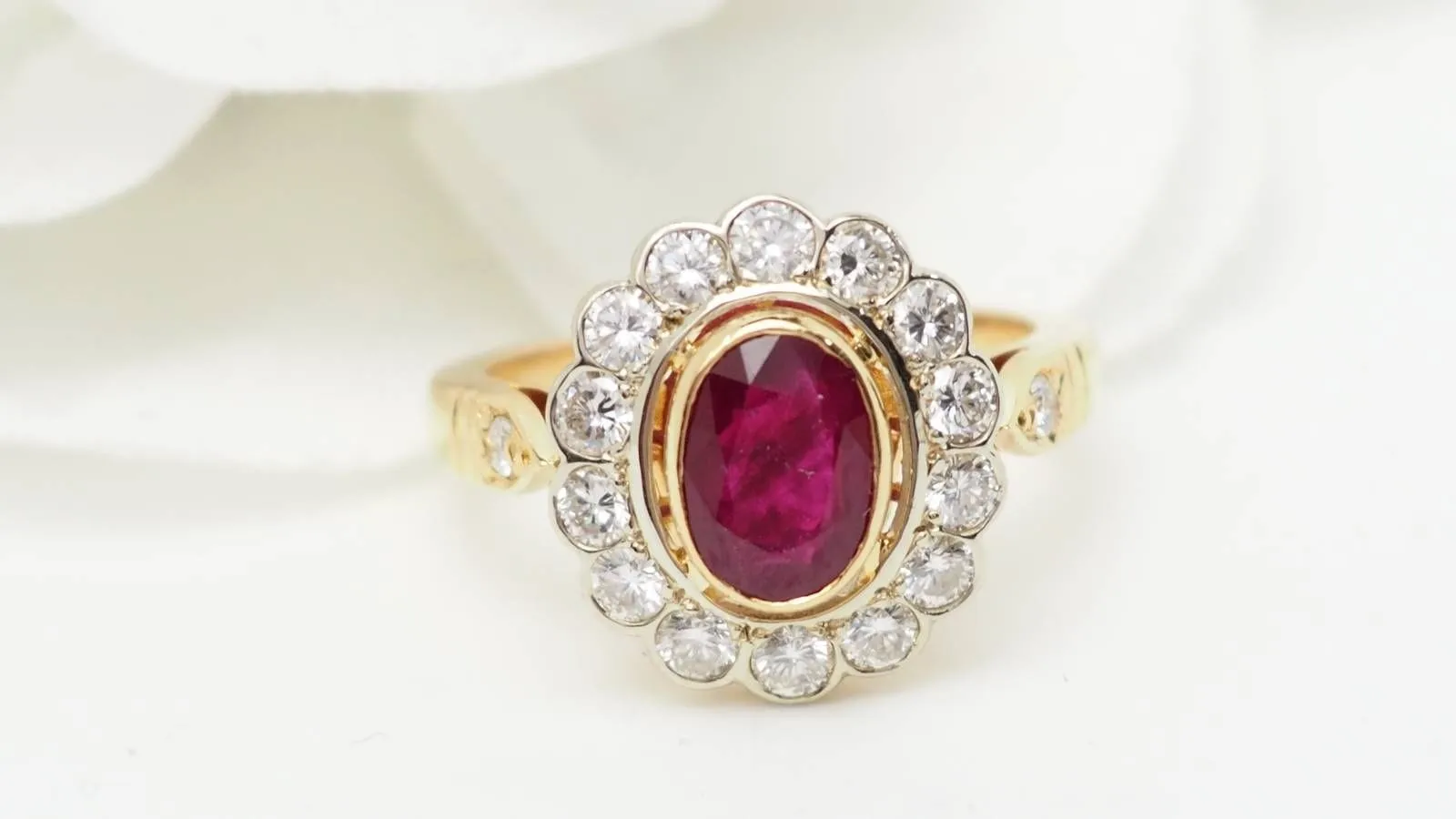 Bague entourage en or jaune, rubis et diamants sold by 58 Facettes