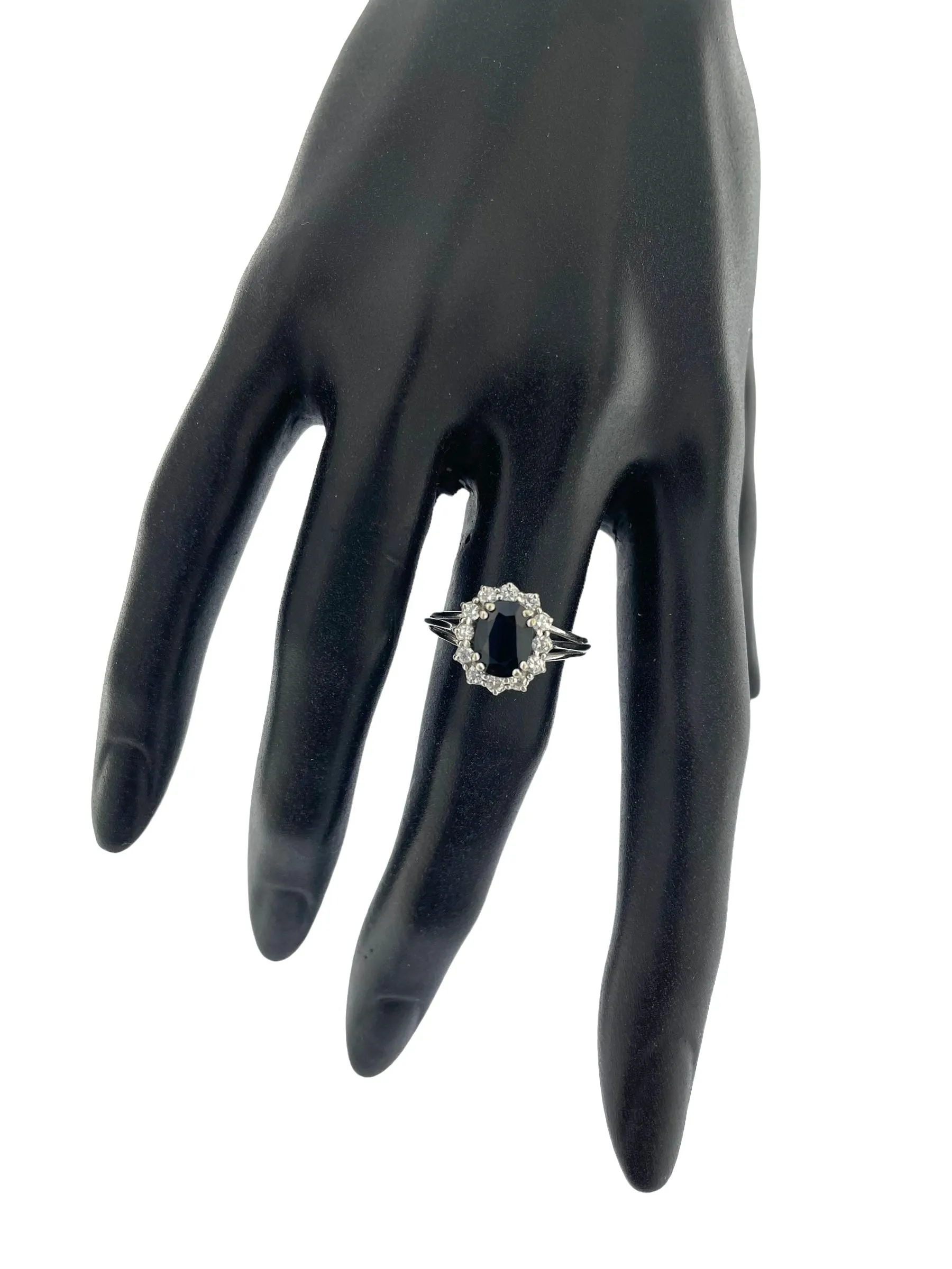 Bague classique en or blanc avec diamants et saphir sold by 58 Facettes product image thumbnail 2