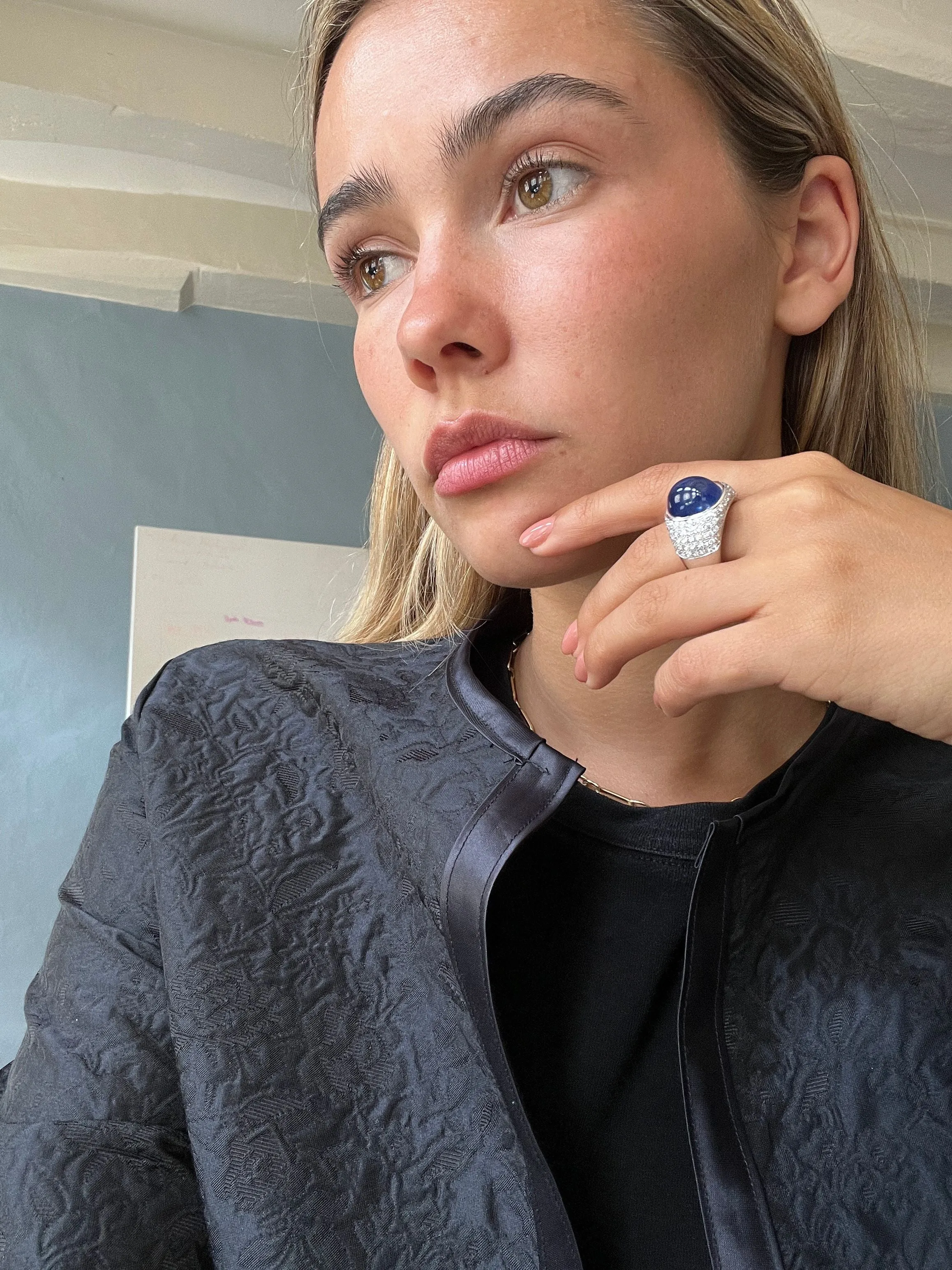 Bague en or blanc sertie d'un saphir et de diamants sold by 58 Facettes product image thumbnail 2