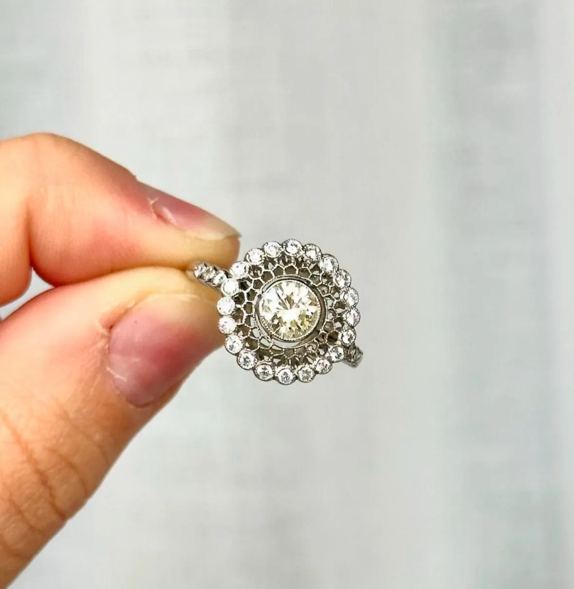 Bague en platine avec diamants. sold by 58 Facettes product image thumbnail 5