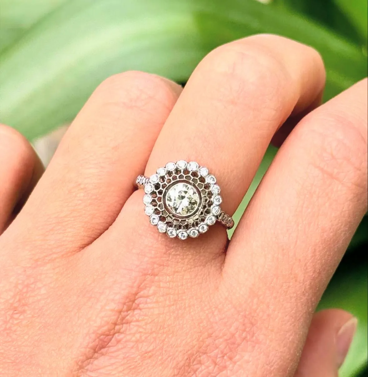 Bague en platine avec diamants. sold by 58 Facettes product image thumbnail 2