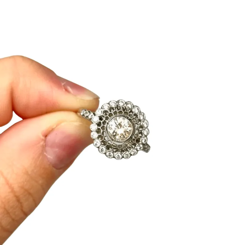 Bague en platine avec diamants. sold by 58 Facettes