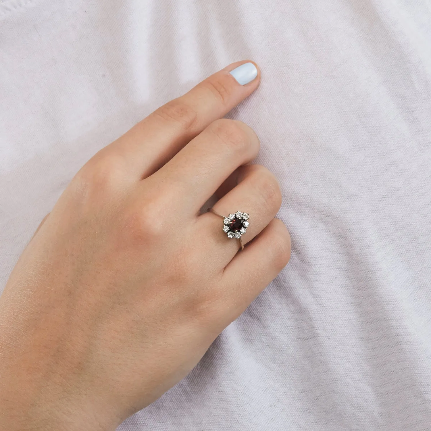 Bague en or gris, rubis et diamants sold by 58 Facettes product image thumbnail 2