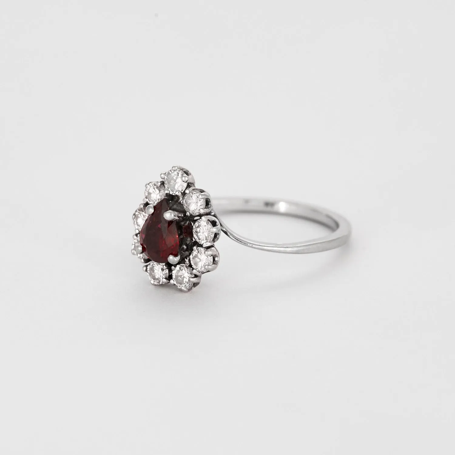 Bague en or gris, rubis et diamants sold by 58 Facettes product image thumbnail 3