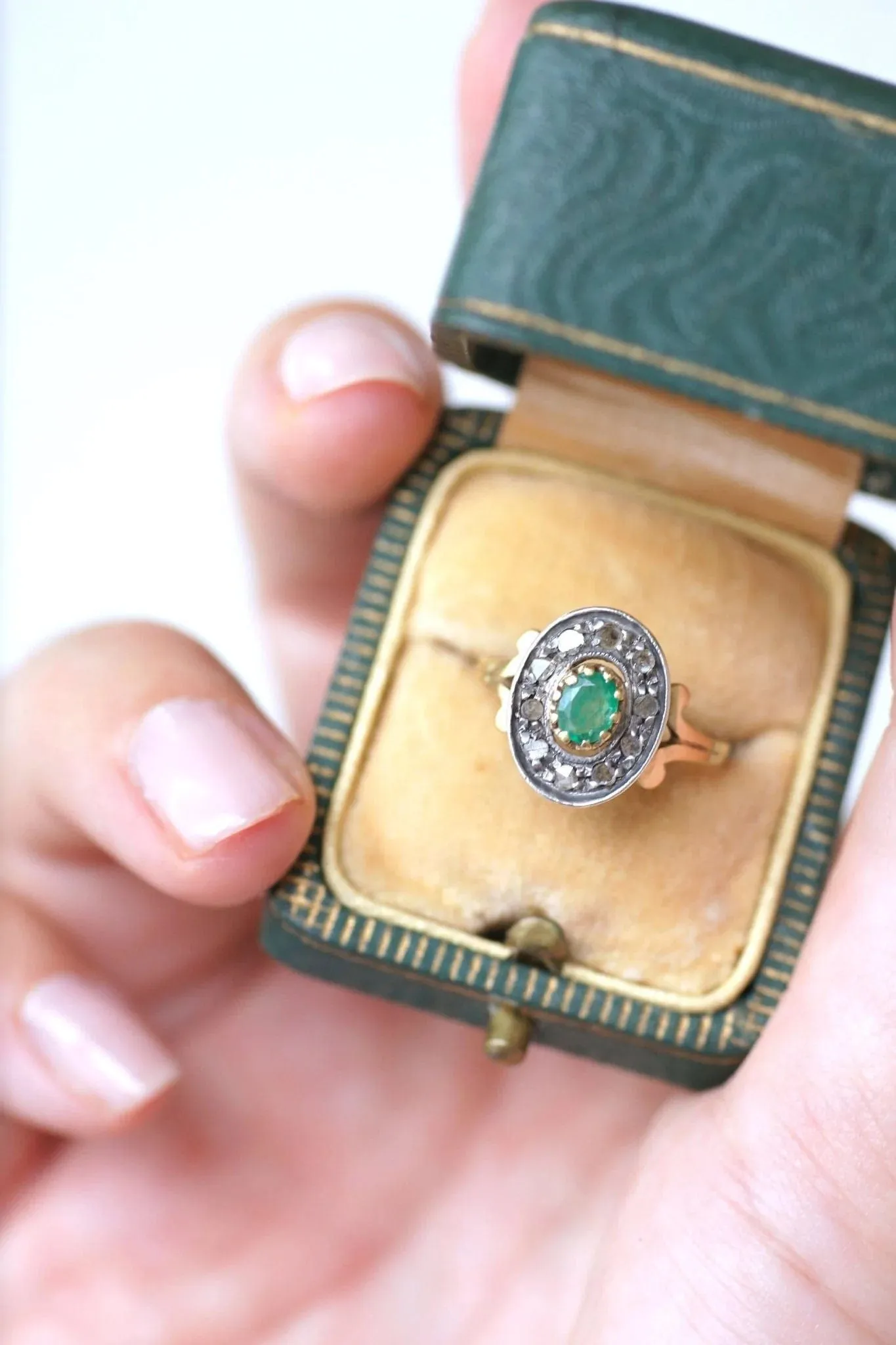 Bague vintage émeraude et diamants sold by 58 Facettes product image thumbnail 3