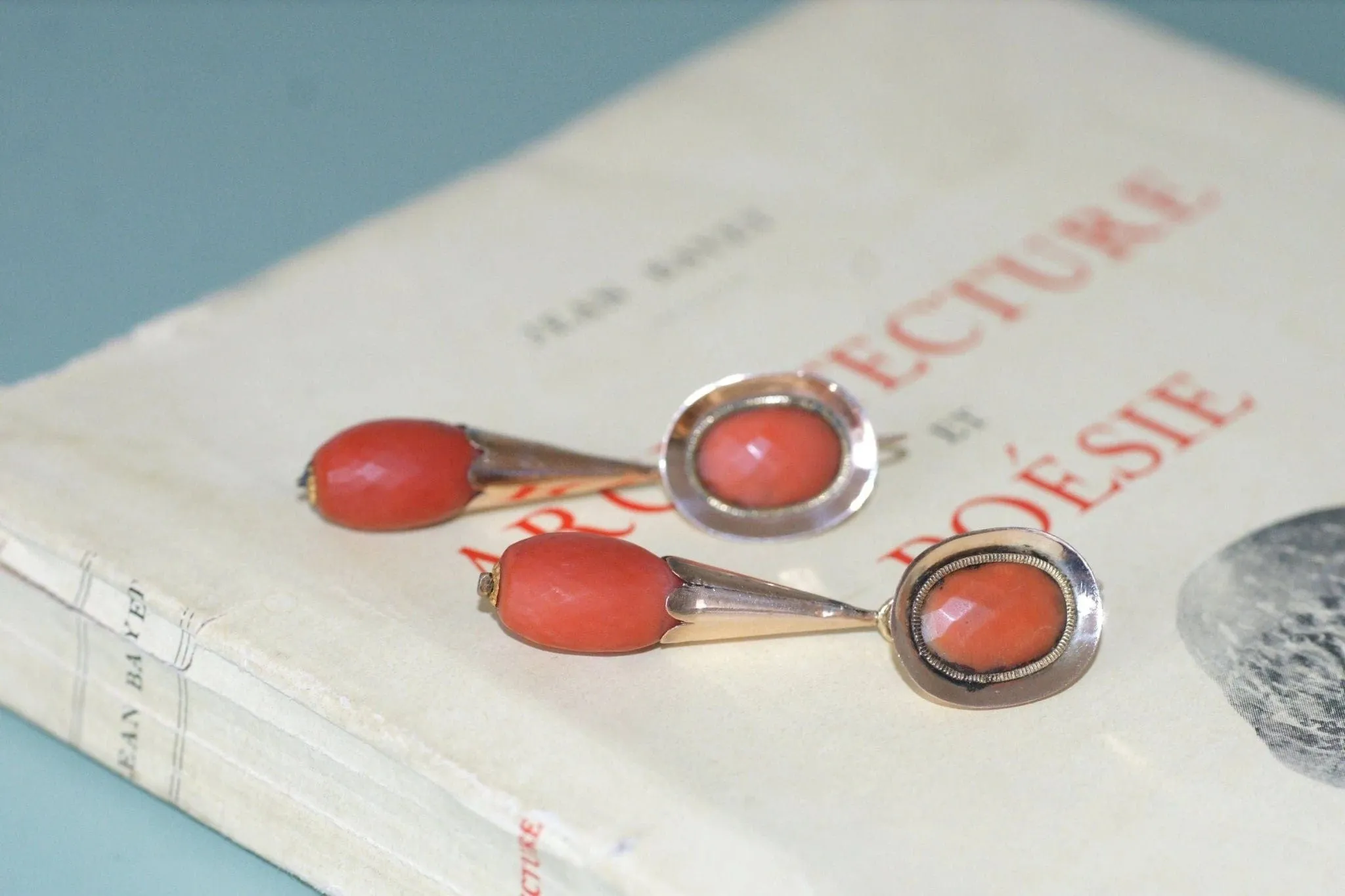 Boucles d'oreilles gouttes anciennes corail sold by 58 Facettes product image thumbnail 5