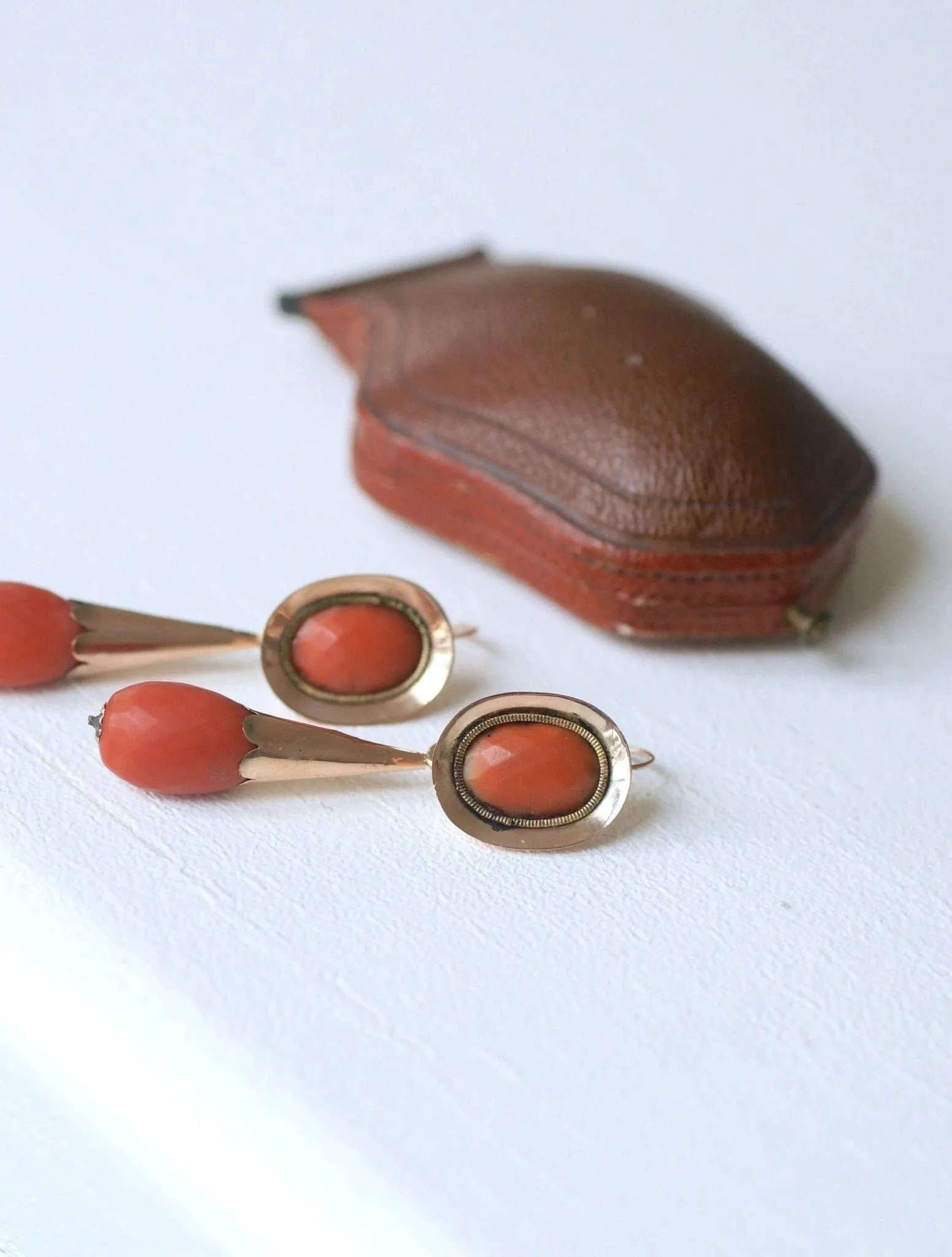 Boucles d'oreilles gouttes anciennes corail sold by 58 Facettes product image thumbnail 2