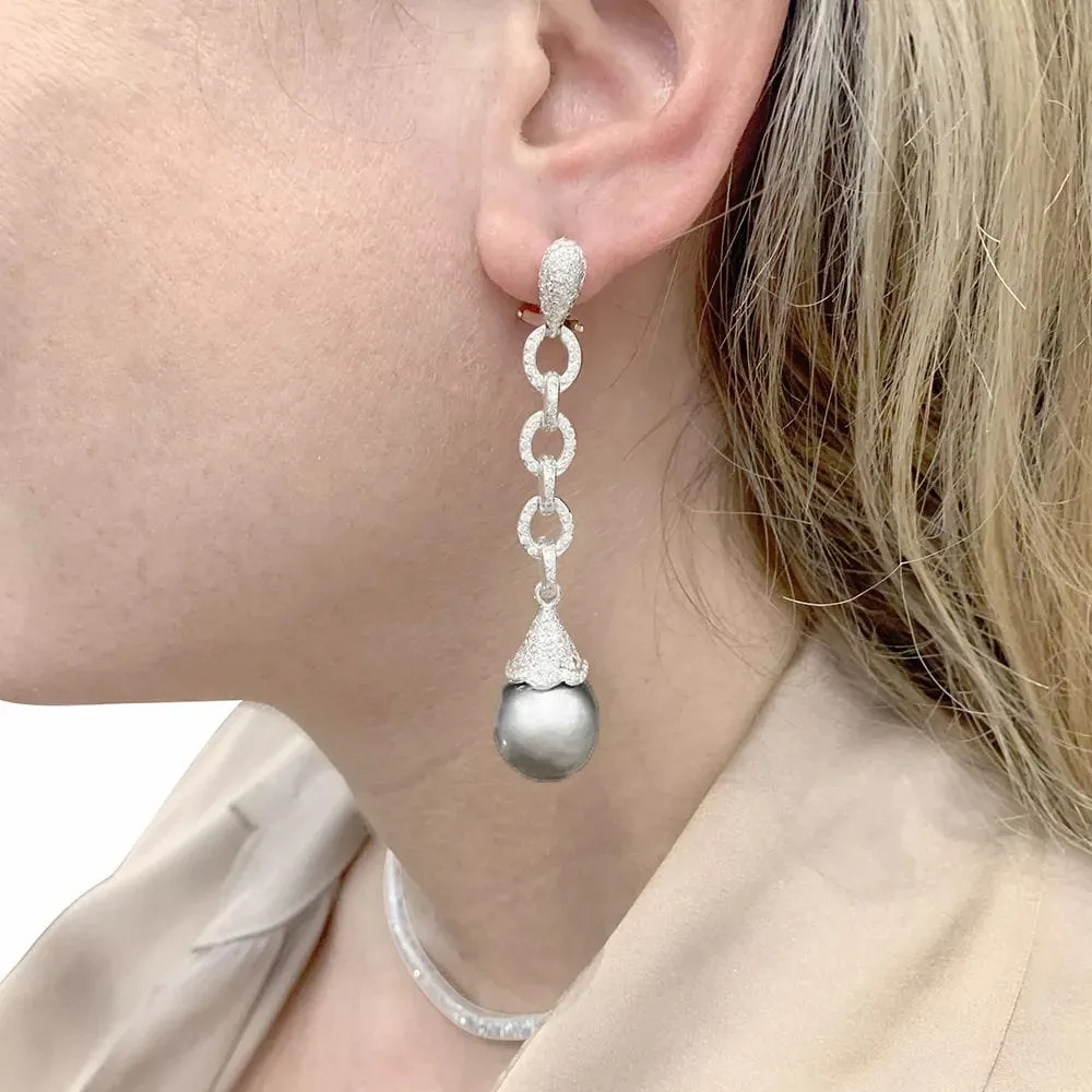 Boucles d'oreilles pendantes en or blanc, diamants et perles. sold by 58 Facettes product image thumbnail 2