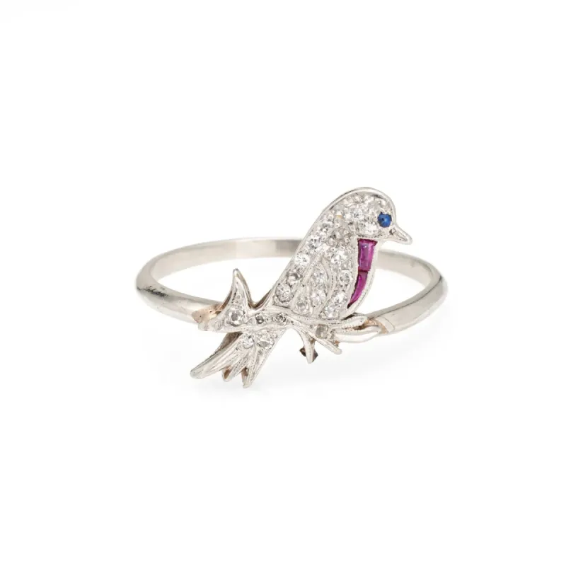 Bague Art déco oiseau vintage en platine, diamants, saphir et rubis made by 58 Facettes