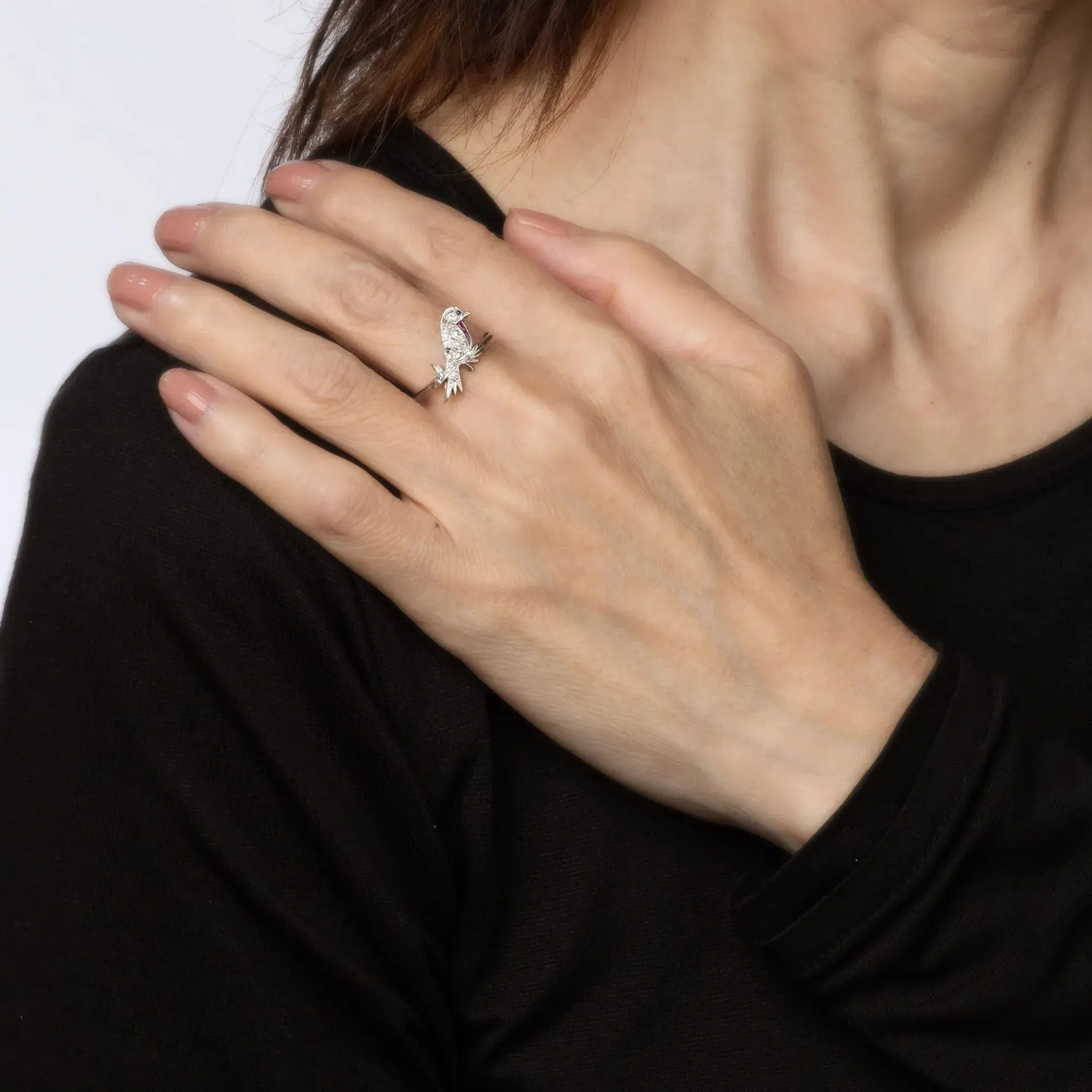 Bague Art déco oiseau vintage en platine, diamants, saphir et rubis sold by 58 Facettes product image thumbnail 2
