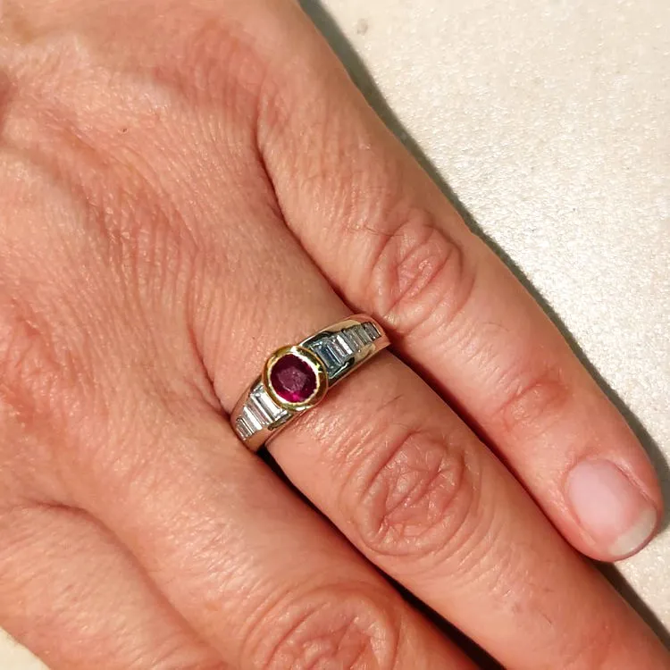 Bague en or blanc et jaune avec rubis et diamants sold by 58 Facettes product image thumbnail 2