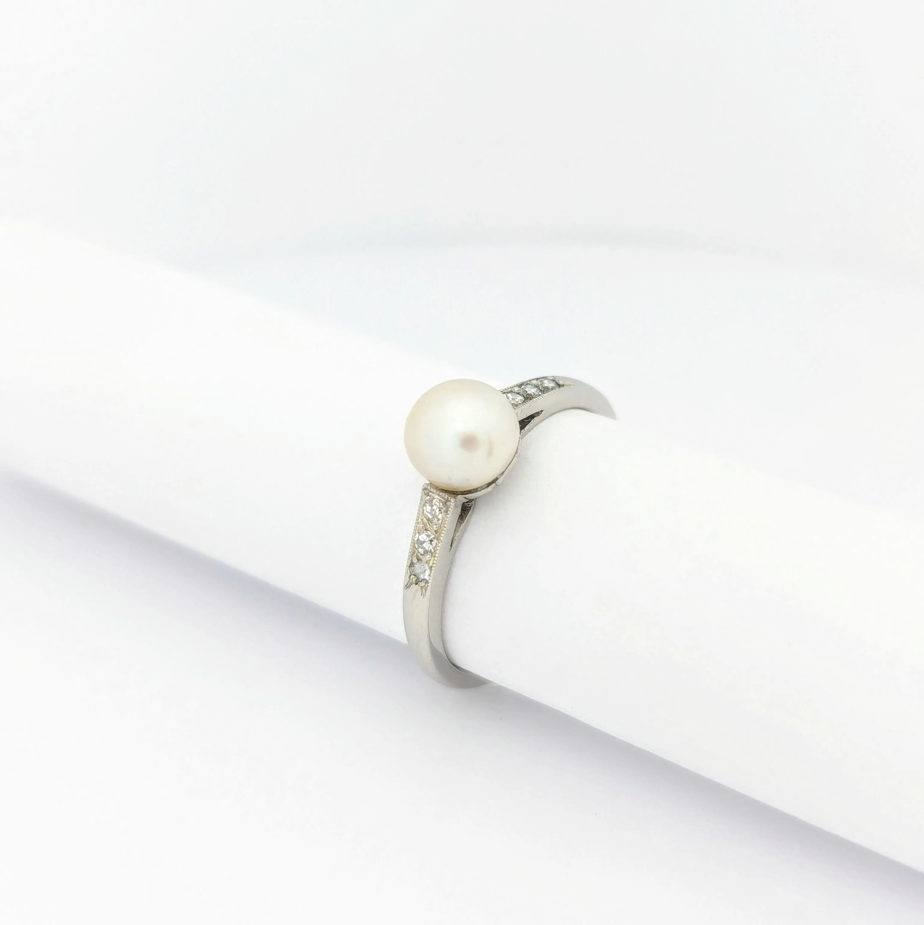 Bague or blanc diamants et perle sold by 58 Facettes product image thumbnail 4