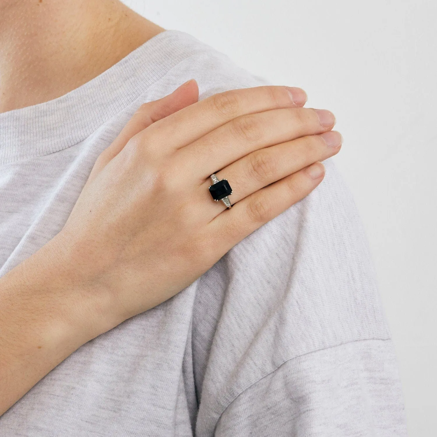 Bague style Art déco en or blanc saphir et diamants sold by 58 Facettes product image thumbnail 3