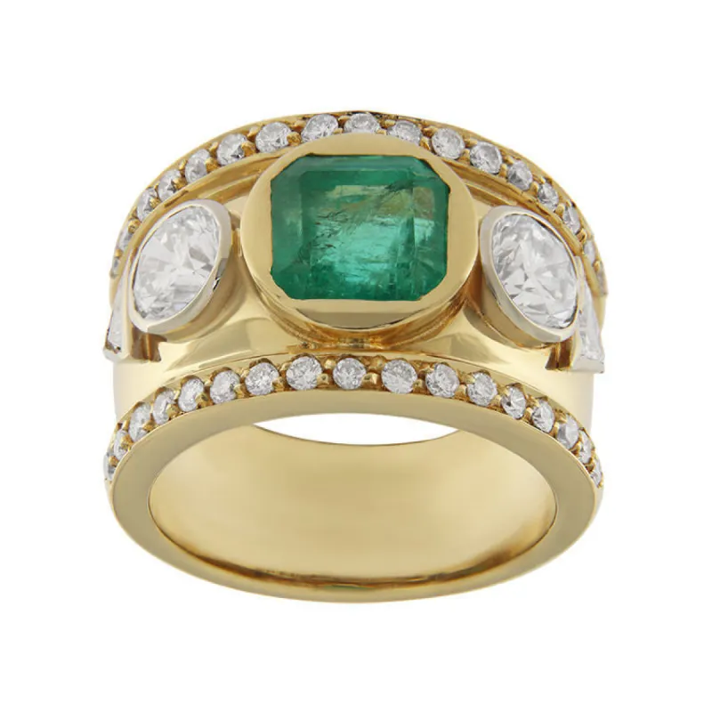 Bague en or jaune avec émeraude et diamants sold by 58 Facettes