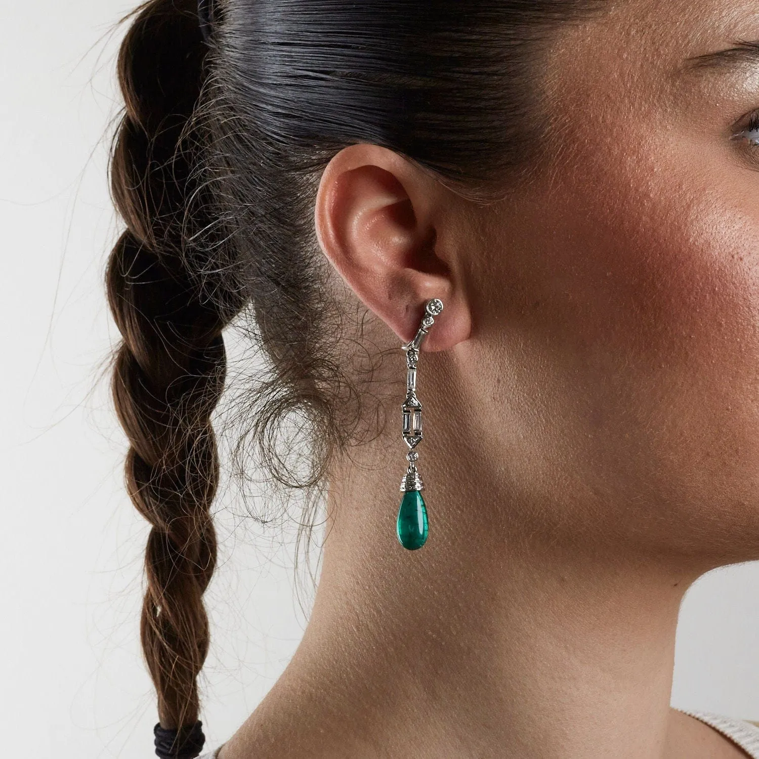 Boucles d'oreilles vintage pendantes diamants et émeraudes gouttes sold by 58 Facettes product image thumbnail 2