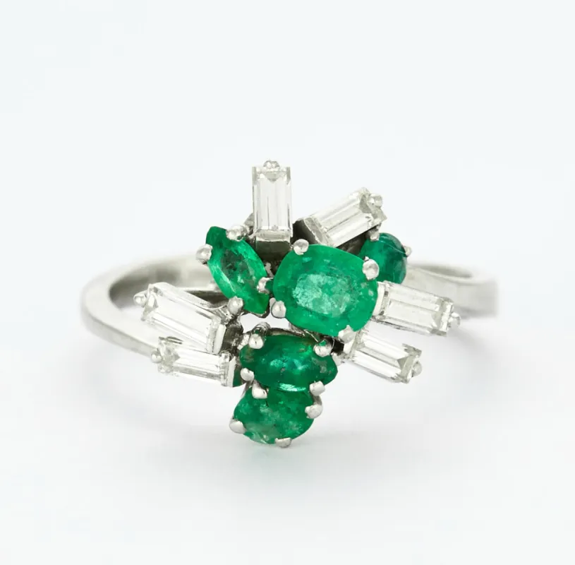 Bague en or gris diamants et émeraudes sold by 58 Facettes