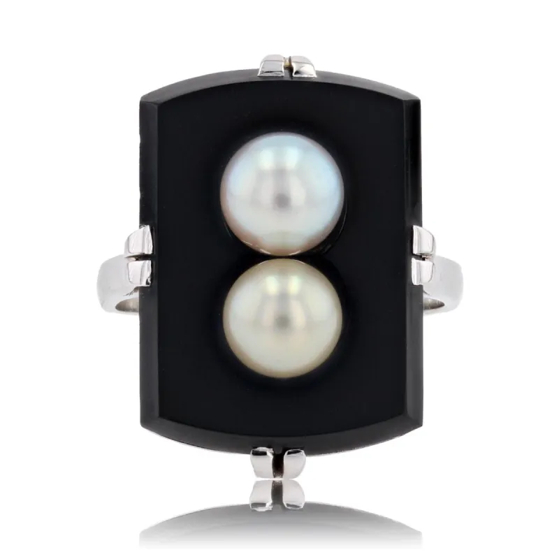 Bague onyx et ses perles de culture grise et dorée sold by 58 Facettes