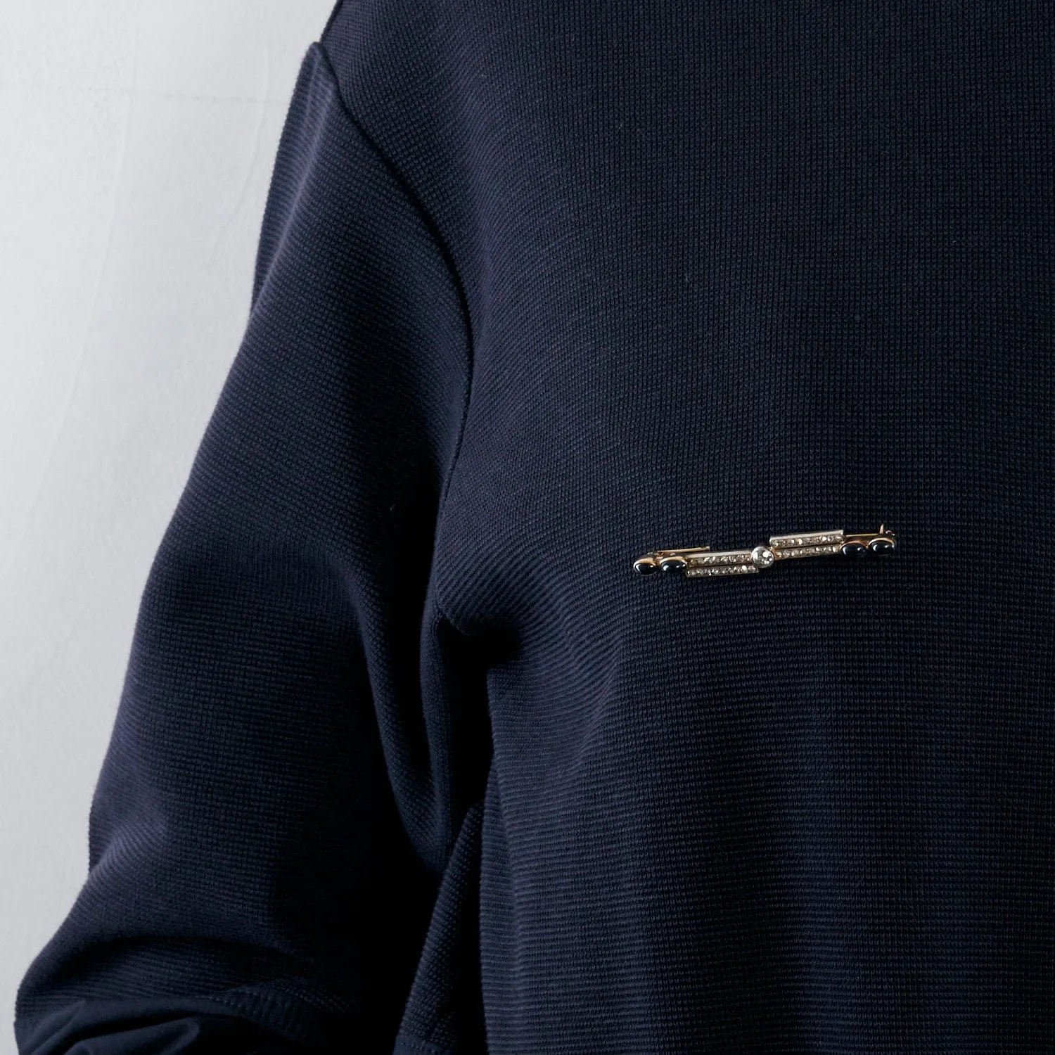 Broche barrette en or jaune, sertie de diamants et de saphirs cabochons. sold by 58 Facettes product image thumbnail 2