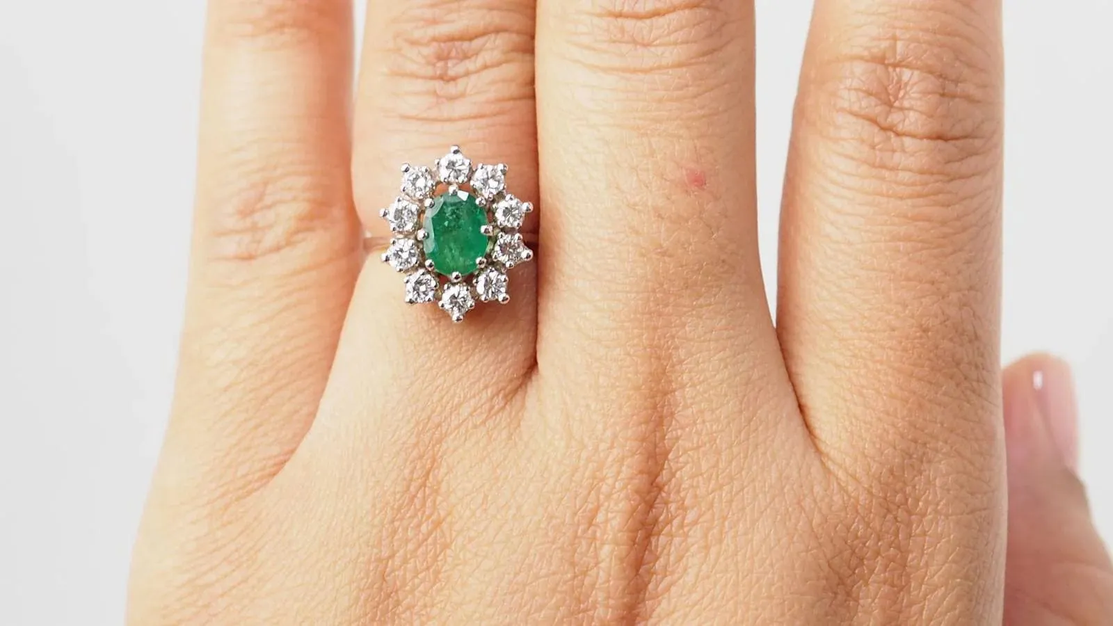 Bague Marguerite émeraude et diamants sold by 58 Facettes product image thumbnail 2