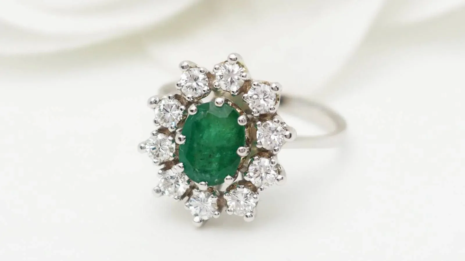 Bague Marguerite émeraude et diamants sold by 58 Facettes product image thumbnail 3