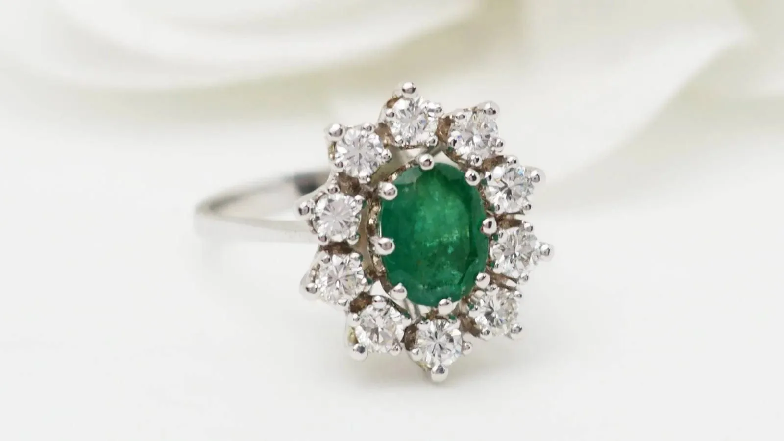 Bague Marguerite émeraude et diamants sold by 58 Facettes product image thumbnail 4